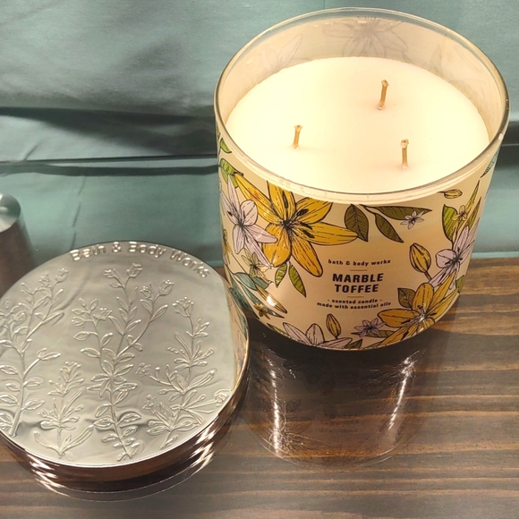 Bath and body works Marble Toffee Candle - Picture 2 of 2